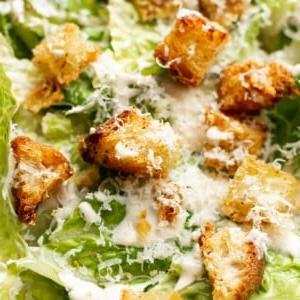 Closeup von Croutons auf einem Caesar Salat