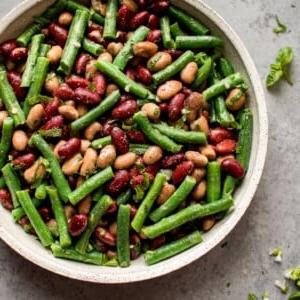 Dieser einfache und gesunde Drei-Bohnen-Salat ist eine aktualisierte Version der altmodischen traditionellen Beilage! Frische grüne Bohnen, rote Kidneybohnen, Romanobohnen (oder Kichererbsen) und eine süß-saure Vinaigrette machen diesen Salat köstlich.