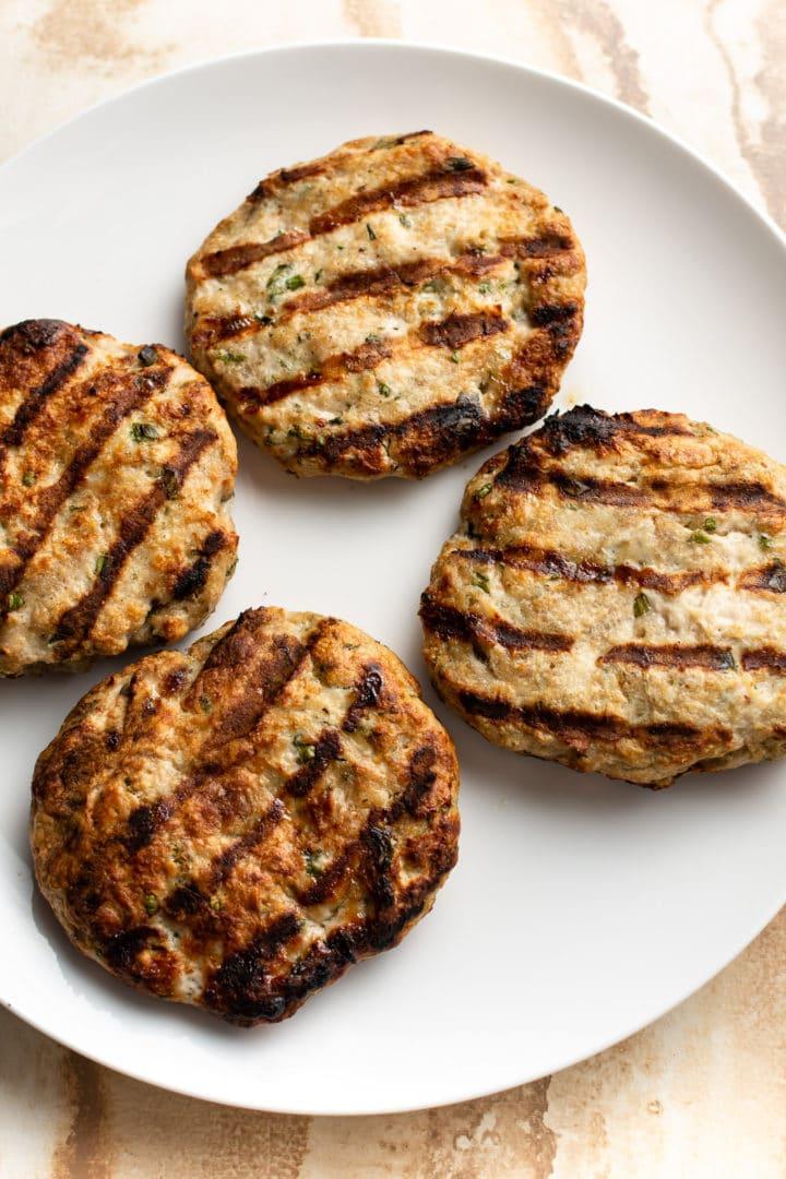 Gegrillte Hähnchen-Hackfleisch-Burger-Patties (gekocht) auf einem Teller
