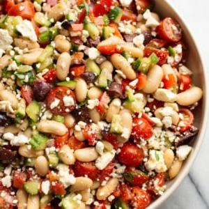 Nahaufnahme eines griechischen Weiße Bohnen Salats in einer Schüssel