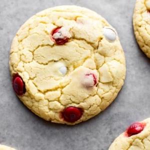 Einfache und leckere Kanada-Tag Kekse mit Kuchenmischung und rot-weißen M&Ms!