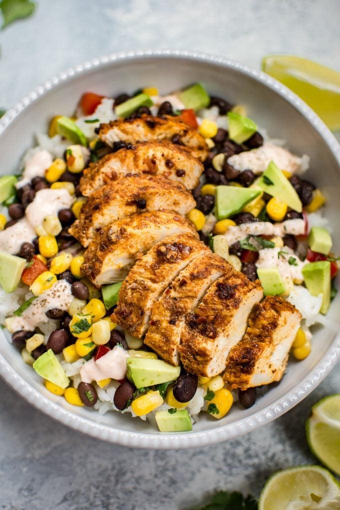 Nahaufnahme einer scharfen Hähnchen Taco Bowl im Südwest-Stil