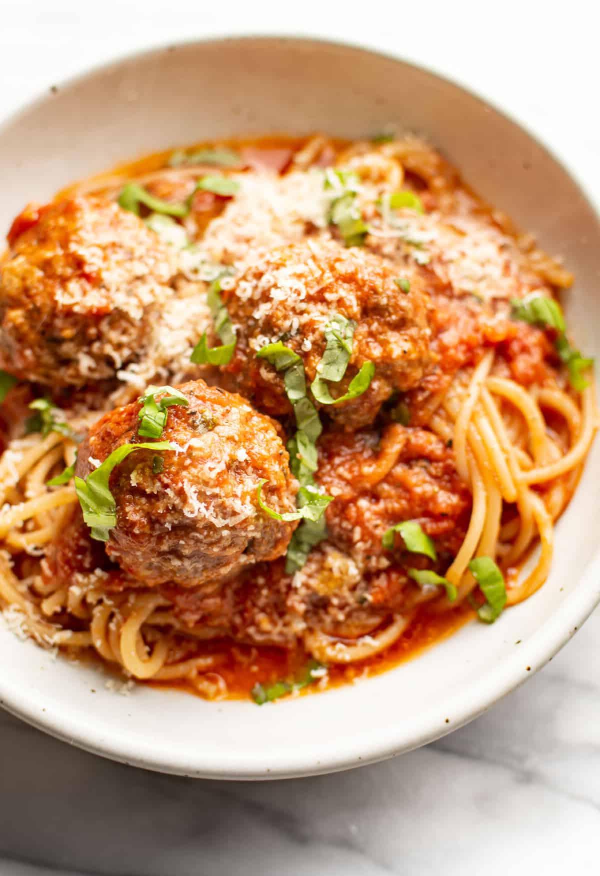 Eine Schüssel mit Spaghetti und Hackbällchen aus dem Slow Cooker