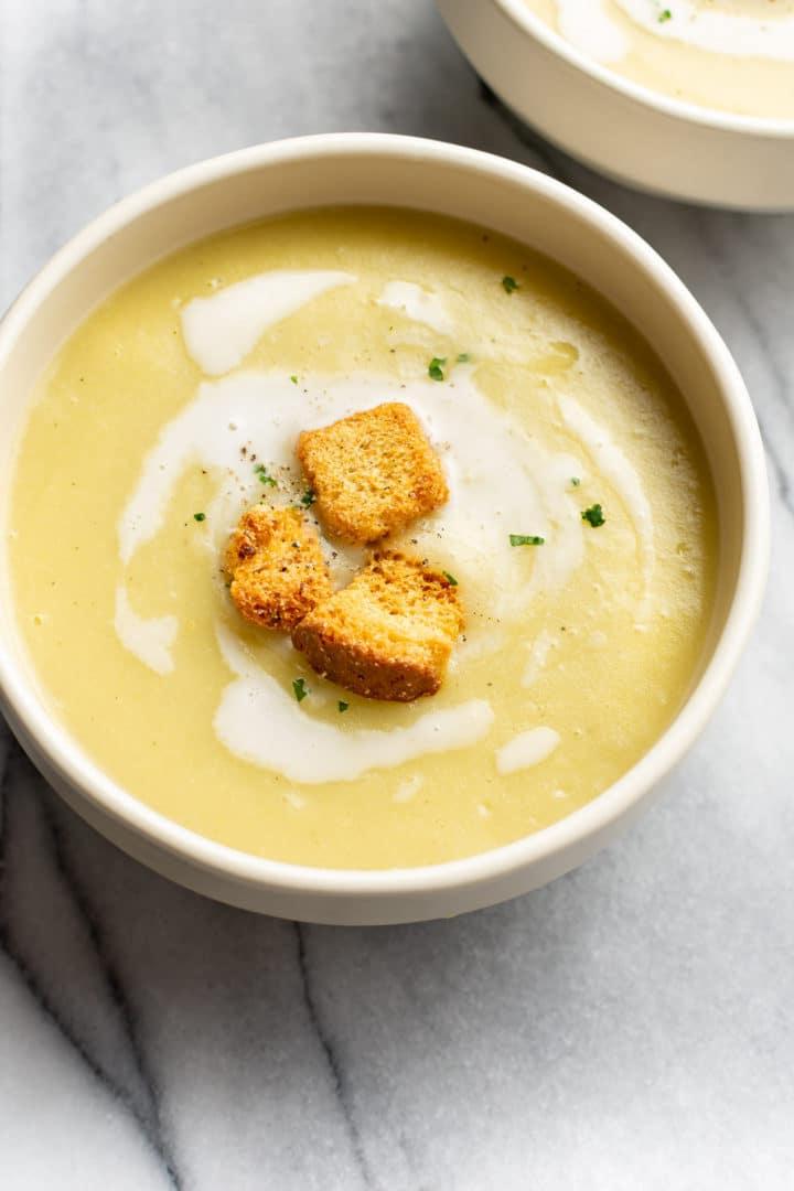 Einfache Kartoffel-Lauch-Suppe 6 Kartoffel-Lauch-Suppe in zwei Schüsseln