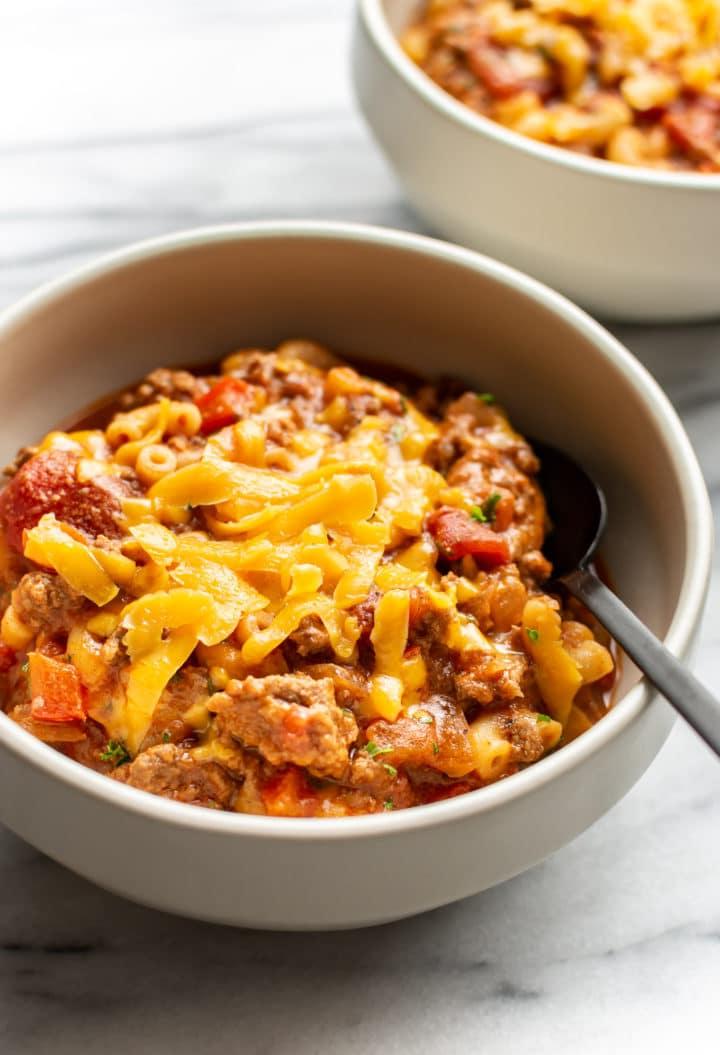 Amerikanisches Gulasch 6 American goulash in a bowl with a spoon