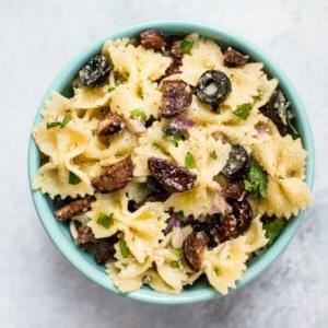 Knuspriger Chorizo-Nudelsalat 6 Dieser knusprige Chorizo-Nudelsalat ist ein schneller, einfacher und vielseitiger Nudelsalat, der als Hauptgericht oder Beilage serviert werden kann. Würziger Chorizo und eine spritzige Vinaigrette machen diesen Nudelsalat zu einem Gewinner!