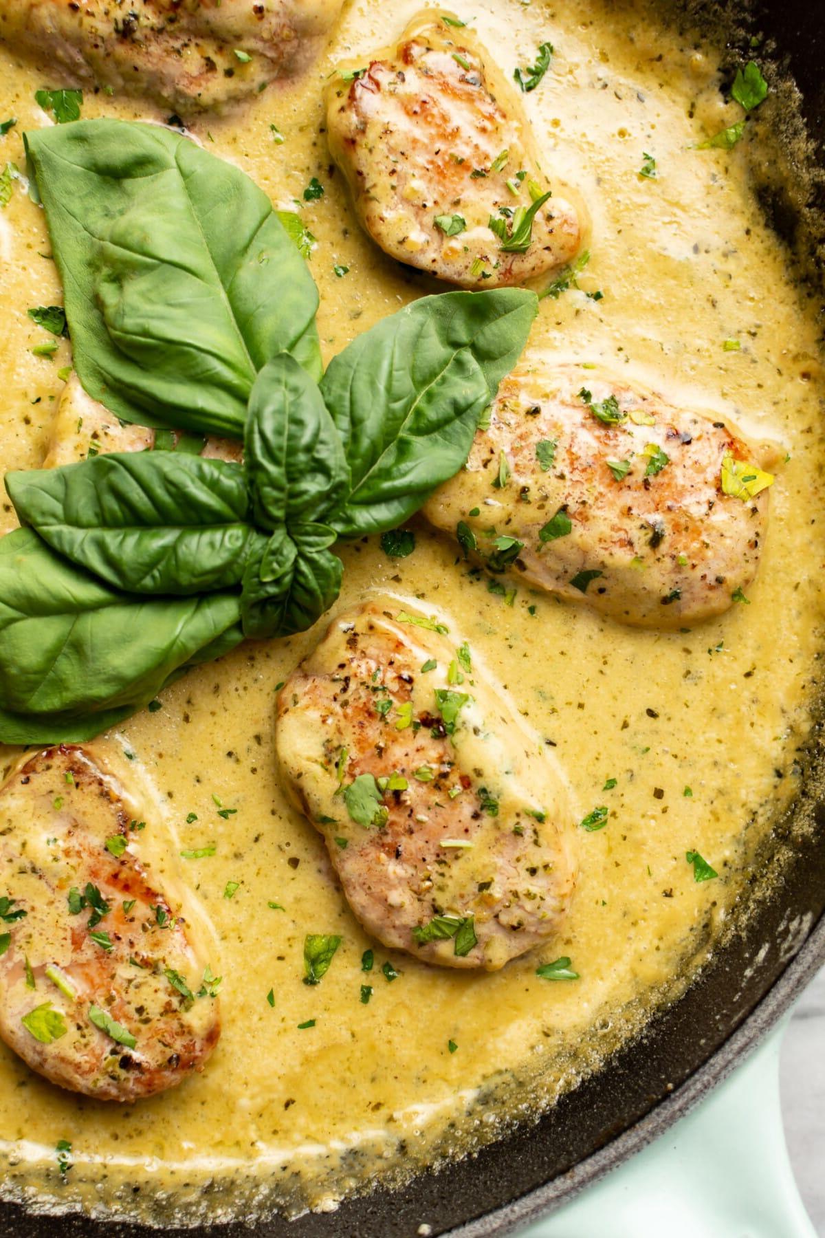 Pesto-Schweinefilet 6 Eine Pfanne mit Schweinefilet-Medaillons in Pesto-Sauce mit Basilikum