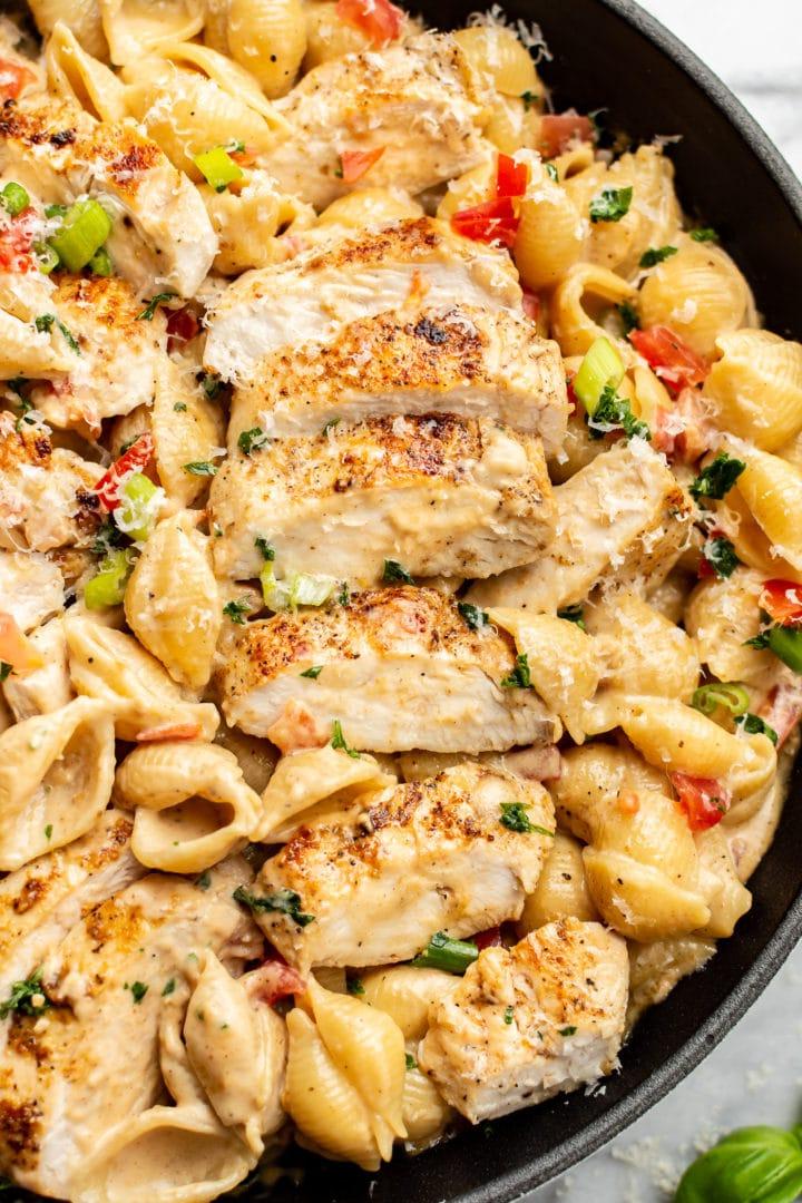 Cremige Cajun-Hähnchen-Pasta 6 Nahaufnahme von cremiger Cajun Hähnchen Pasta in einer Pfanne
