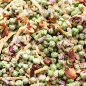 Erbsensalat mit Speck 6 Nahaufnahme von cremigem Bacon-Erbsensalat