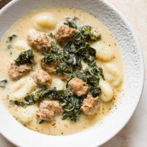 Diese schnelle und einfache Gnocchi-Suppe mit Grünkohl und Wurst ist cremig und köstlich. Sie ist in etwas mehr als einer halben Stunde fertig!