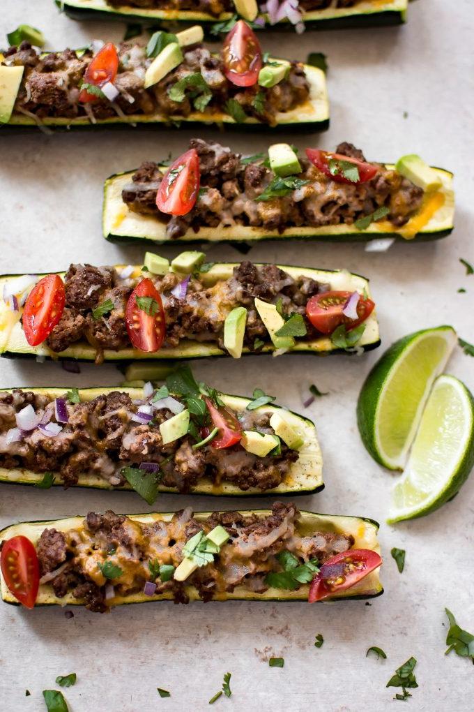Nahaufnahme von Zucchini-Taco-Booten mit Hackfleischfüllung.
