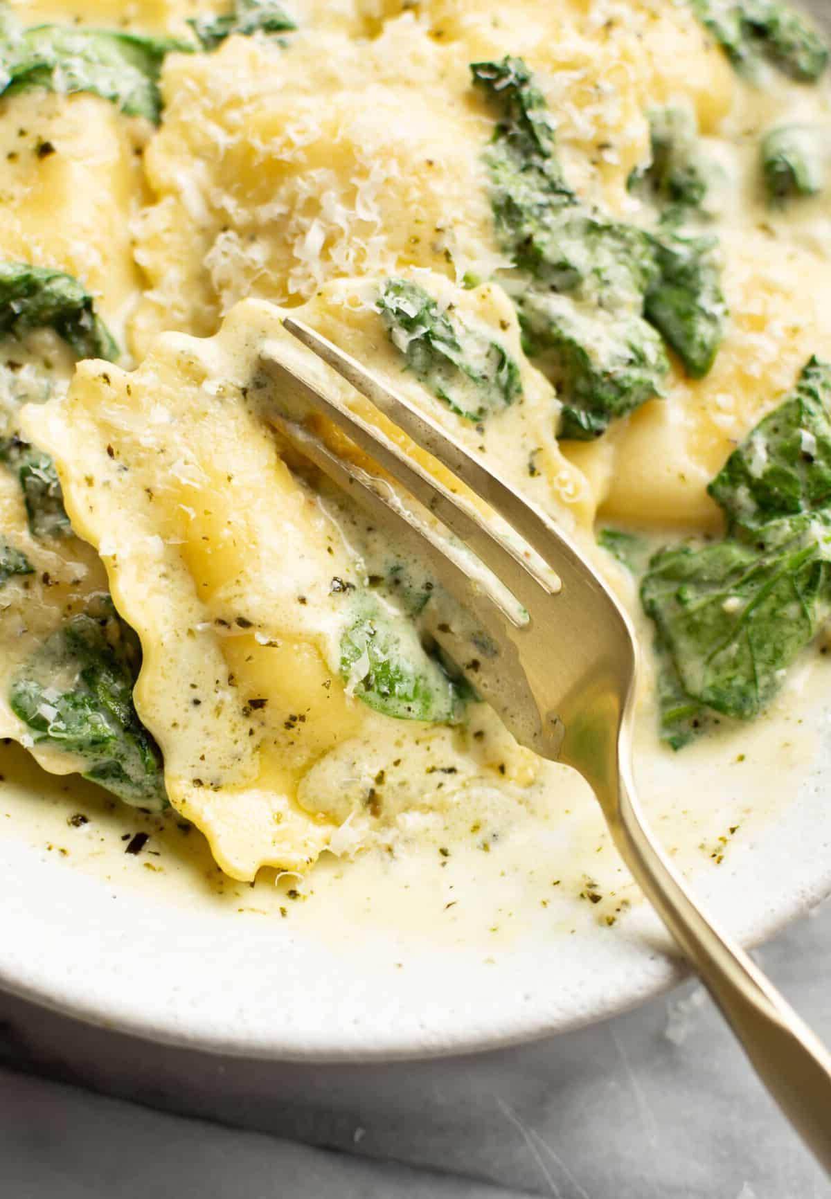 Ein Gericht mit cremigen Pesto Ravioli und einer Gabel