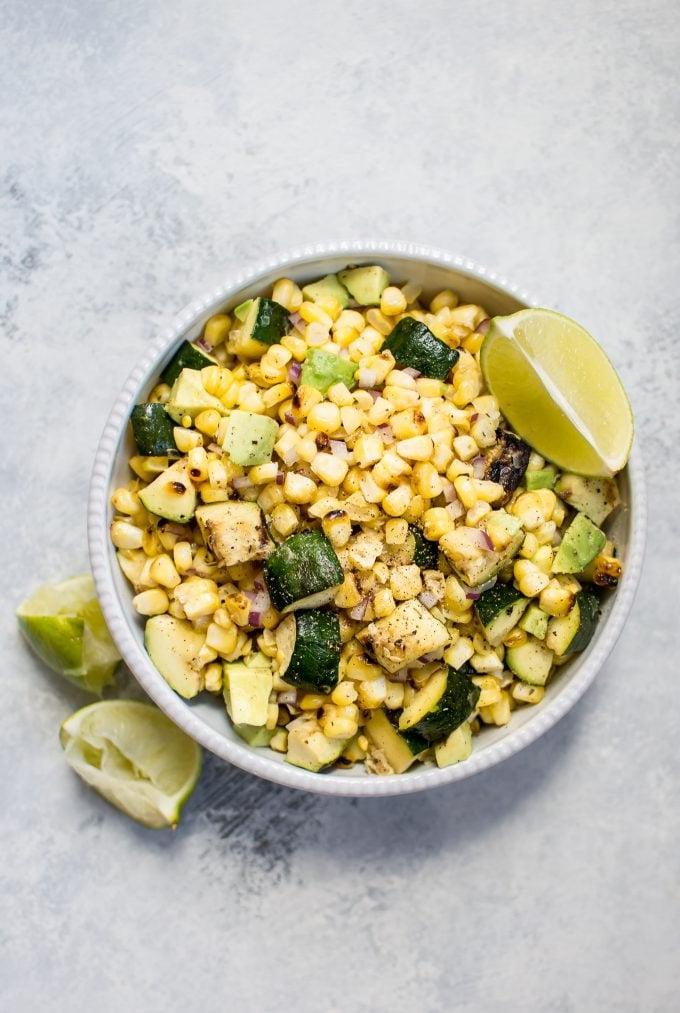 Gegrillter Mais-Zucchini-Salat mit Avocado in einer Schüssel