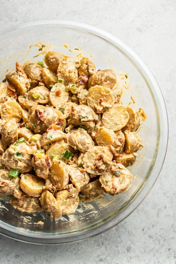 Kartoffelsalat mit Speck in einer Glasschüssel