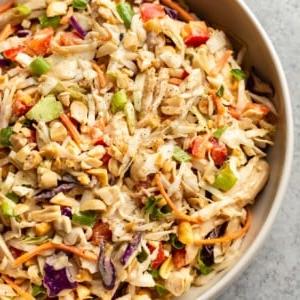 Nahaufnahme eines thailändischen Hähnchensalats in Servierschüssel