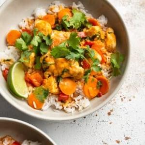 Das beste thailändische Hähnchen-Curry (in zwei beigen Schalen)