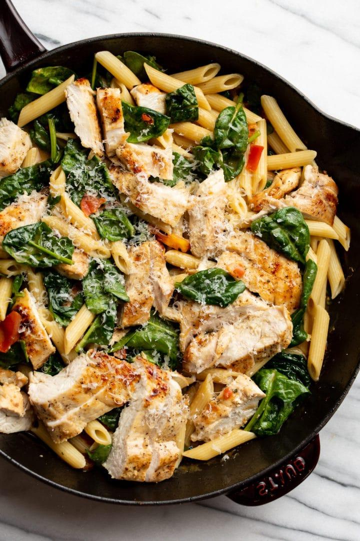 Ranch-Hähnchen-Pasta mit frischen Tomaten und Spinat 6 Ranch Hähnchen Pasta in einer Pfanne