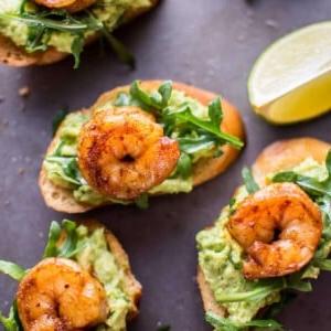 Knoblauch-Garnelen-Avocado-Crostini sind eine frische und köstliche mundgerechte Vorspeise, die auf jeder Zusammenkunft oder Party ein Hit sein wird!