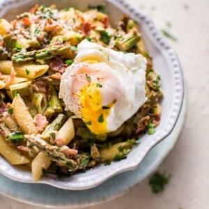 Diese Spargel-Speck-Pasta ist frisch, zitronig, leicht cremig und nicht zu sündhaft! Perfekt für den Frühling.