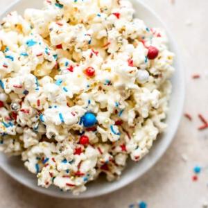Dieses patriotische Marshmallow Popcorn ist der perfekte Snack oder Dessert, um eine Menschenmenge am 4. Juli oder Memorial Day zu bewirten! Kinder und Erwachsene werden es lieben. Es ist super einfach zuzubereiten.