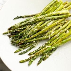 Eine Schale mit Parmesan-Ofenspargel