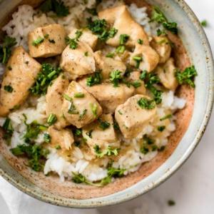 Dieses Instant Pot Honig-Knoblauch-Hähnchen Rezept ist schnell, lecker und wird mit einer Handvoll alltäglicher Zutaten zubereitet.