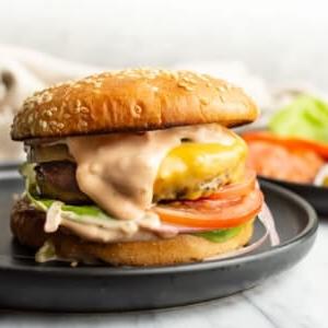Ein Burger auf einem Teller mit selbstgemachter Burgersauce
