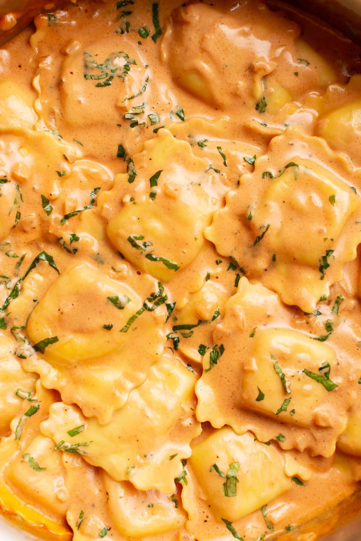 Ravioli mit Wodka 6 Nahaufnahme einer Pfanne mit Ravioli und Wodka-Sauce