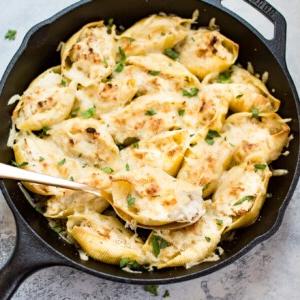 Dieses Rezept für Zitronen-Hähnchen gefüllte Nudelschnecken ist einfach, käsig und köstlich. Drei verschiedene Käsesorten und geschmackvolles Zitronen-Hähnchen werden bis zur schmelzenden Perfektion gebacken. Dieses Rezept ist ein fantastisches Komfortessen!