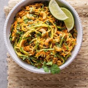 Diese 15-Minuten-Knoblauch-Limetten-Cashew-Zoodles sind eine super einfache und gesunde vegane Mahlzeitoption. Das ist im Handumdrehen gemacht und die Soße macht süchtig!