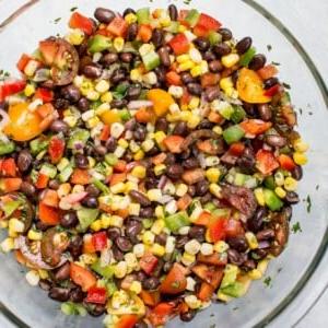 Glasschüssel mit Mais- und Schwarze-Bohnen-Salat