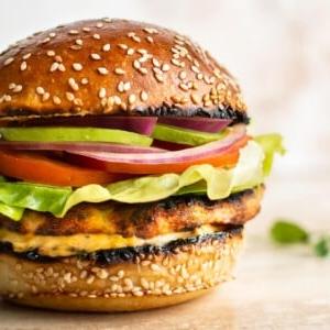 Gegrillter Hähnchen-Hackfleisch-Burger mit reichlich Belag