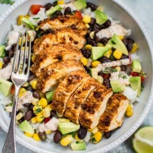 Scharfe Hähnchen-Taco-Bowls 7 Diese scharfen Hähnchen Taco Bowls sind einfach, gesund und lecker. Scharfe Südwest-Gewürze, frische Beläge und ein spritzig-cremiges Dressing machen diese Bowls unwiderstehlich!