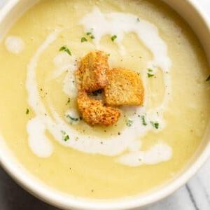 Einfache Kartoffel-Lauch-Suppe 7 Nahaufnahme von Kartoffel-Lauch-Suppe in einer Schüssel, garniert mit Croutons