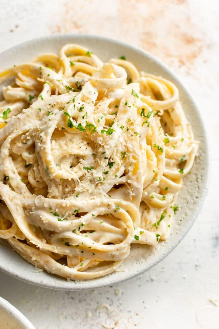 **Schnelle und einfache Alfredo-Soße** 7 easy Alfredo sauce with cream cheese (Fettuccine Alfredo) in a white bowl