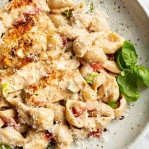 Cremige Cajun-Hähnchen-Pasta 7 cremige Cajun Hähnchen Pasta in einer flachen Schale
