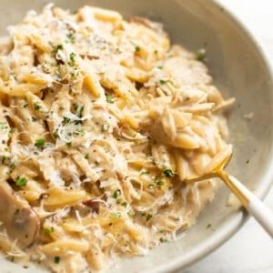 Hähnchen Marsala Orzo 7 Eine Schale mit Hähnchen Marsala Orzo und einer Gabel
