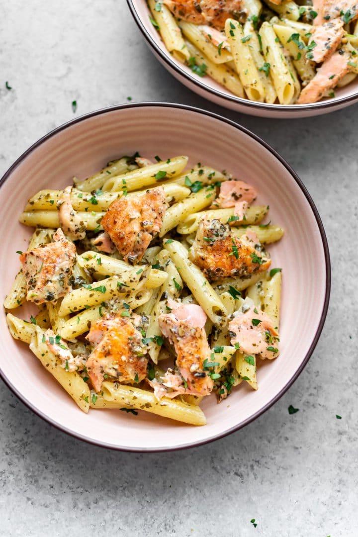 Lachs-Pesto-Pasta 7 Basilikum Pesto Lachs Pasta in zwei Schüsseln