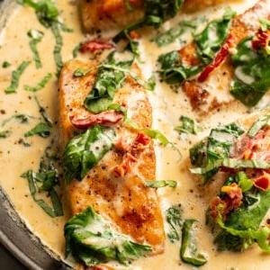 Cremiger Toskana-Lachs in einer Pfanne