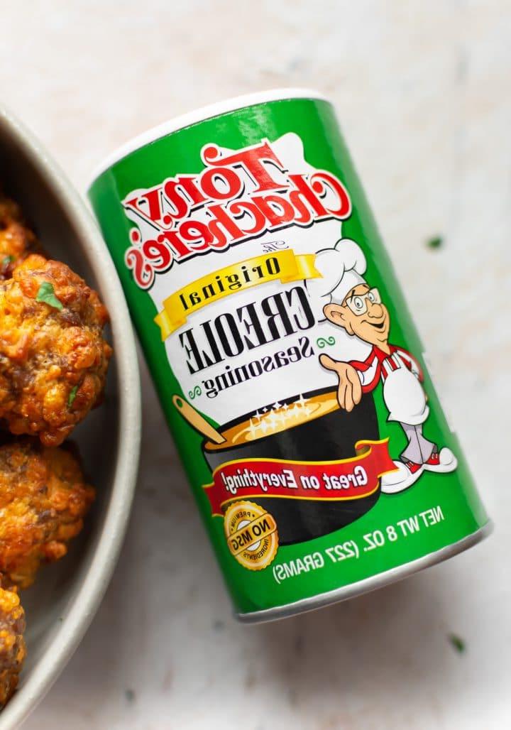 Nahaufnahme von Wurstbällchen und Tony's Famous Creole Seasoning