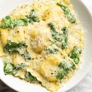 Eine Schüssel cremige Pesto Ravioli