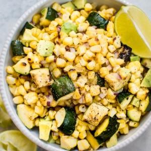 Dieser gegrillte Mais-Zucchini-Salat ist frisch, schnell zubereitet und strotzt nur so vor Geschmack! Nur wenige einfache Zutaten sind nötig, um diesen köstlichen Sommersalat zu zaubern.