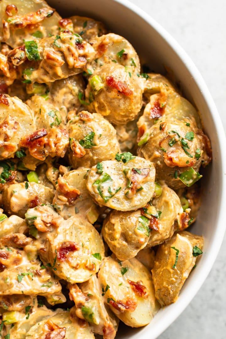 Kartoffelsalat mit Speck Nahaufnahme