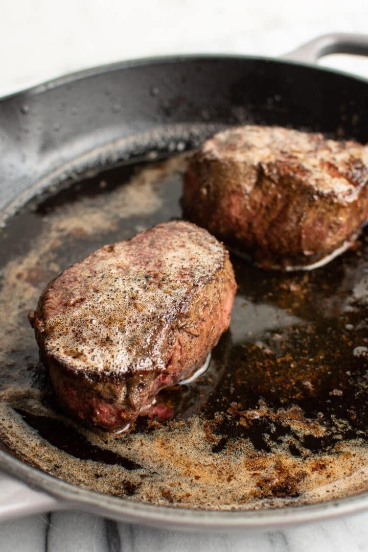 Filet Mignon in einer Pfanne