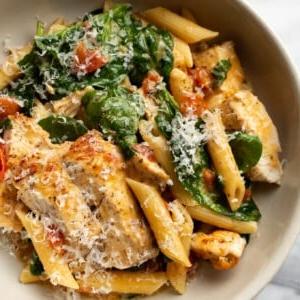 Ranch-Hähnchen-Pasta mit frischen Tomaten und Spinat 7 Nahaufnahme von Hähnchen Ranch Pasta