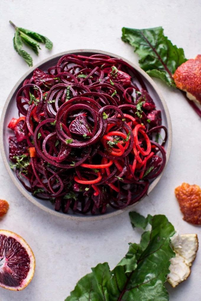 Große Schale mit veganem Rote-Bete-Blutorangen-Salat