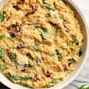 cremiges Toskana Orzo in einer Servierschüssel
