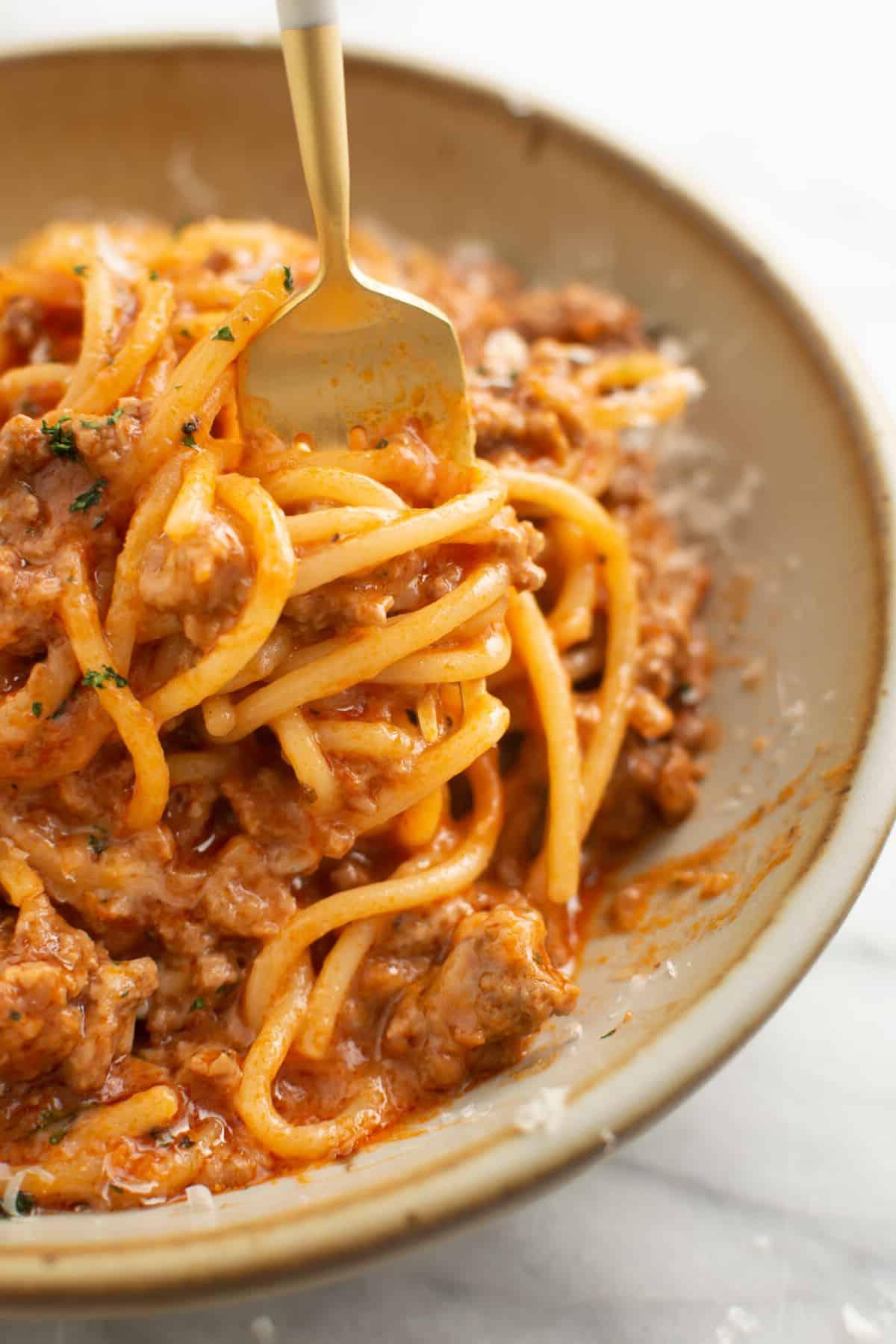 Eine Schüssel One-Pot Spaghetti mit einer Gabel