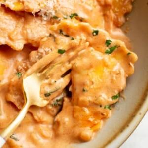 Ravioli mit Wodka 7 Eine Nahaufnahme einer Schüssel Ravioli alla Vodka mit einer Gabel