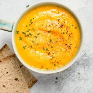 Eichelkürbis-Karotten-Suppe 7 Diese vegetarische Eichelkürbis-Karotten-Suppe ist gesund, frisch, geschmackvoll und vertreibt die Kälte.